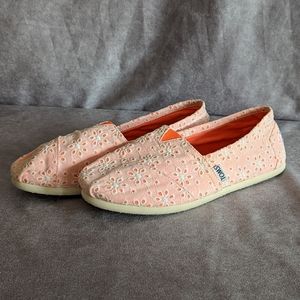 Toms Women's Slip On Shoes Sz W 8.5 Neon Orange Eyelets White Floral Lace Design